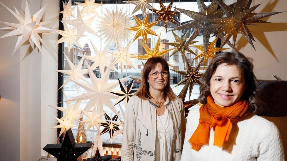 Maria Wiik Leonardsson och Pernilla Eklund håller i trådarna inför årets skyltsöndag, den första advent.