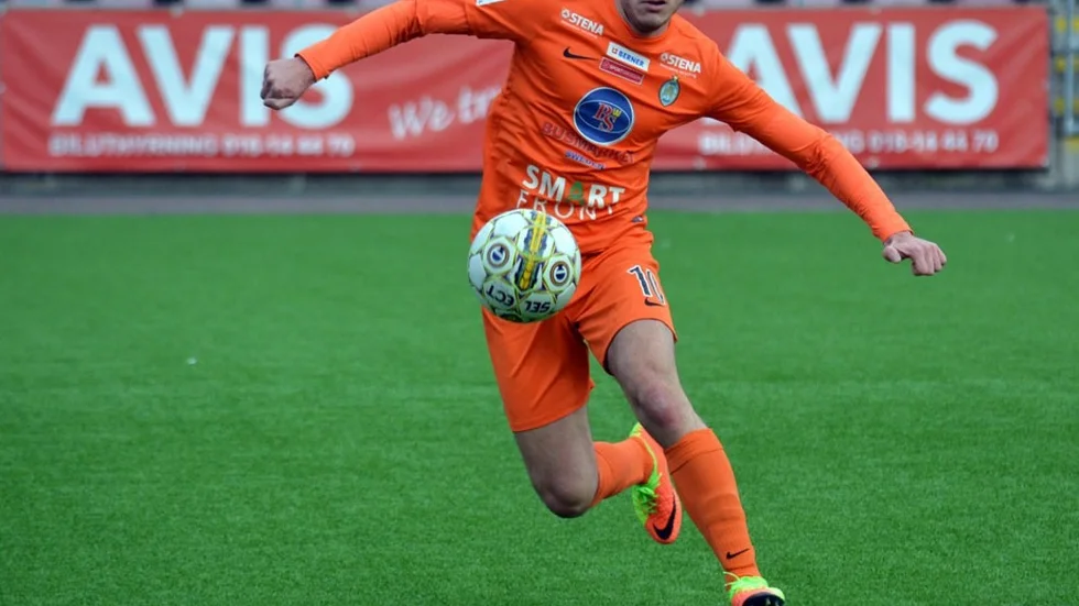 I somras spelade Haris Cirak allsvensk fotboll med AFC Eskilstuna – på juldagen förgyller Strängnässonen Tomtecupen i Mariefred.