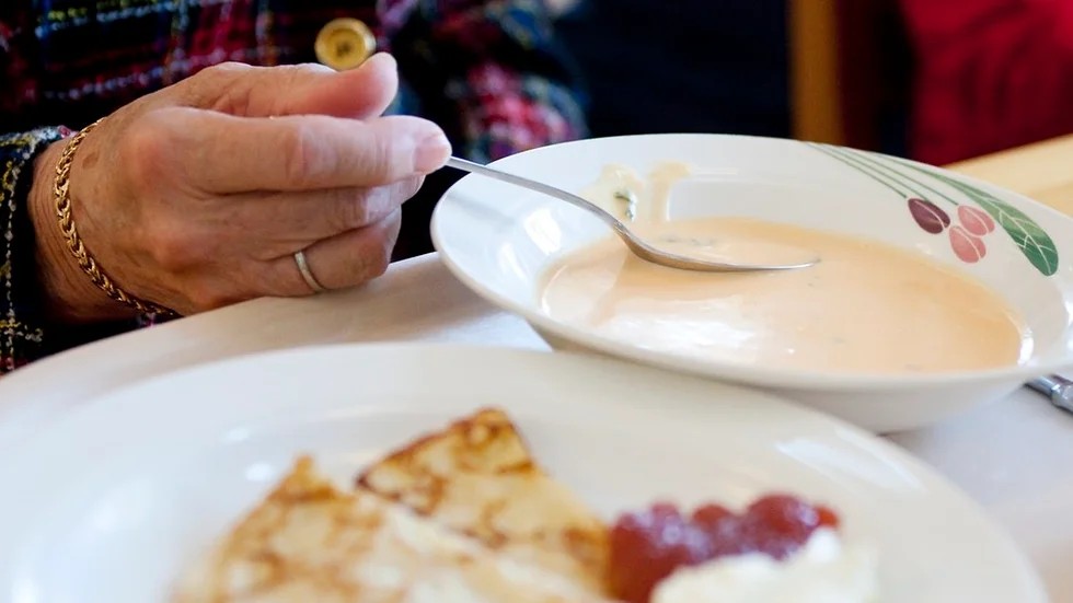 Maten som har serverats på kommunala äldreboenden i Nyköping har varit bristfällig. Nu kräver kommunen ersättning.