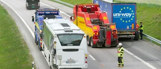 Lastbil och buss krockade på E4: "Hela kapellet har slitits av"