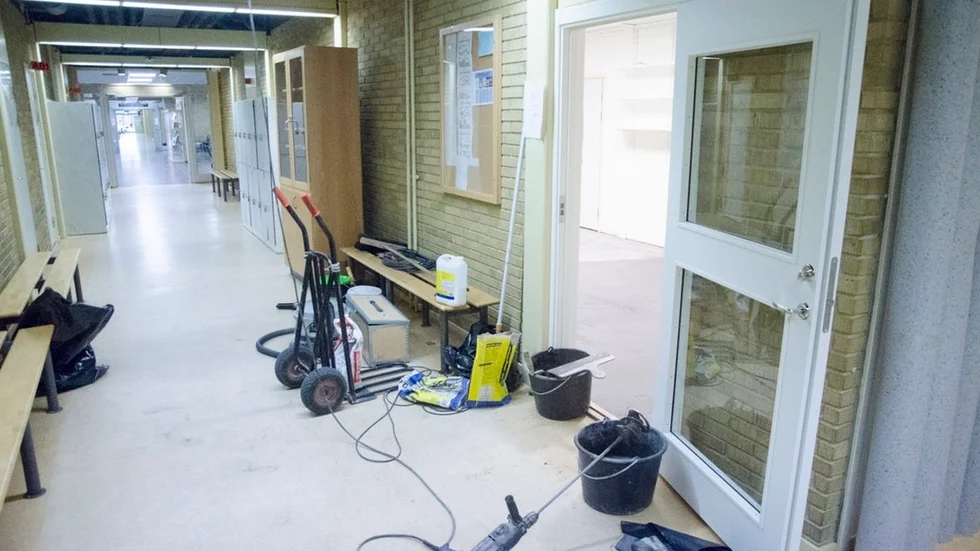 Ett arbetslagsrum på Tessinskolan iordningställs efter att det hittats mikrobiell tillväxt i lokalen. Framför allt bakterien Steptomyces men även svamp. Enligt kommunens sajt berättar Pegasus (som utför analyserna red anm.) att de förhöjda värdena inte är farliga på längre sikt.