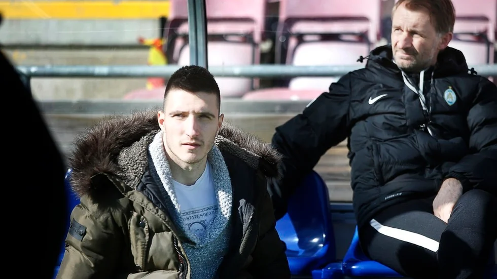 Serben Ivan Markovic dök upp på Tunavallen under måndagen och signerade senare ett kontrakt med AFC.