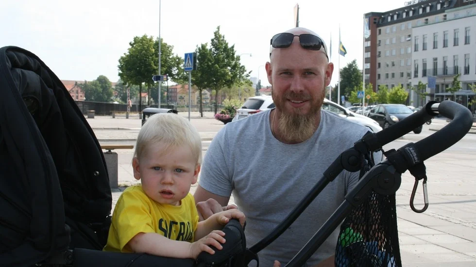 Johan Gustafsson med sonen Hektor, 10 månader. – Det märks att han har svårare att sova och slappna av på kvällen. Annars är det som vanligt. Vi passar på att promenera på morgonen innan det blivit riktigt varmt. Sen brukar vi åka bil vid hans sovtider, för att han ska ha det svalt när han somnar. Och så är vi tacksamma för att vi köpte ett hus med källare, säger han.