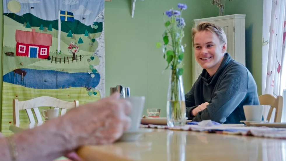 16-årige Ludvig Andreasson har fått sitt livs första jobb och hjälper till med lite av varje på demensdagvården på Frustunagården i tre veckor. Att bemöta olika typer av människor är den största lärdomen, berättar han.