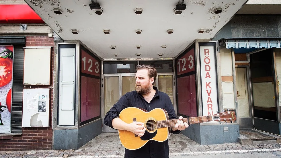 Mattias Nordkvist spelar i Gripsholmsparken under Festdagarna.  Hans singel Röda Kvarn finns på Spotify, under hösten har två miljoner tv-tittare följt honom i rollen som Gustav Löwander i SVT:s dramaserie "Vår tid är nu."