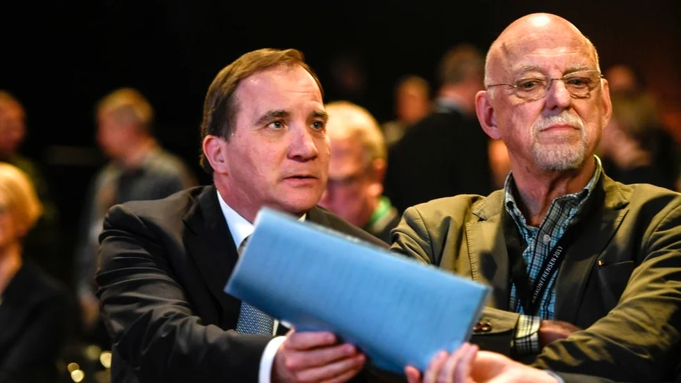 Rikskonferensen Folk och försvar avslöjade en regering i spagat. Å ena sidan behovet av att rusta försvaret, framfört av försvarsdepartement och Försvarsberedning. Å den andra ett utrikesdepartement som inte ser några hot och predikar nedrustning. Inte konstigt att statsministern gav dubbla signaler om regeringens syn på de säkerhetspolitiska behoven.