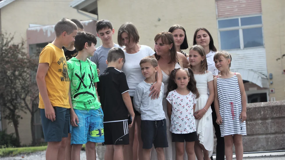 "Mina barn känner sig lugna och trygga här. De har fått många vänner", säger Tetiana Semenchenko som inte vill skiljas från sina vänner. Här syns hon med kompisen Svetlana Kasatkina och deras familjer. 