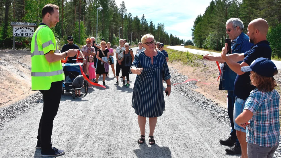 Susanne Andersson inviger gång- och cykelvägen till Risön.