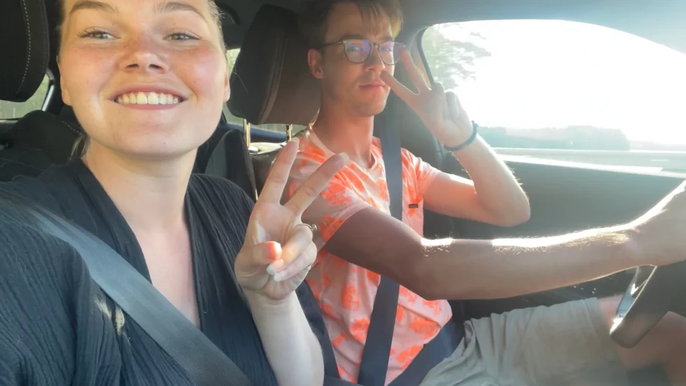 Siri Stenmark och Benjamin Prantner fick hyra en bil och köra till Skellefteå från Stockholm när deras flyg blev inställt.