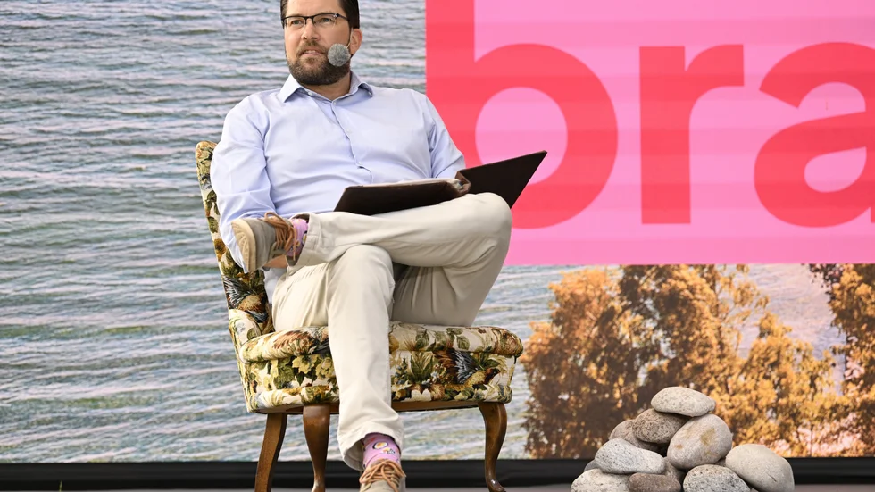 Bland stenar och sagoböcker. Jimmie Åkesson (SD) snålade inte med rekvisita på Almedalsscenen.