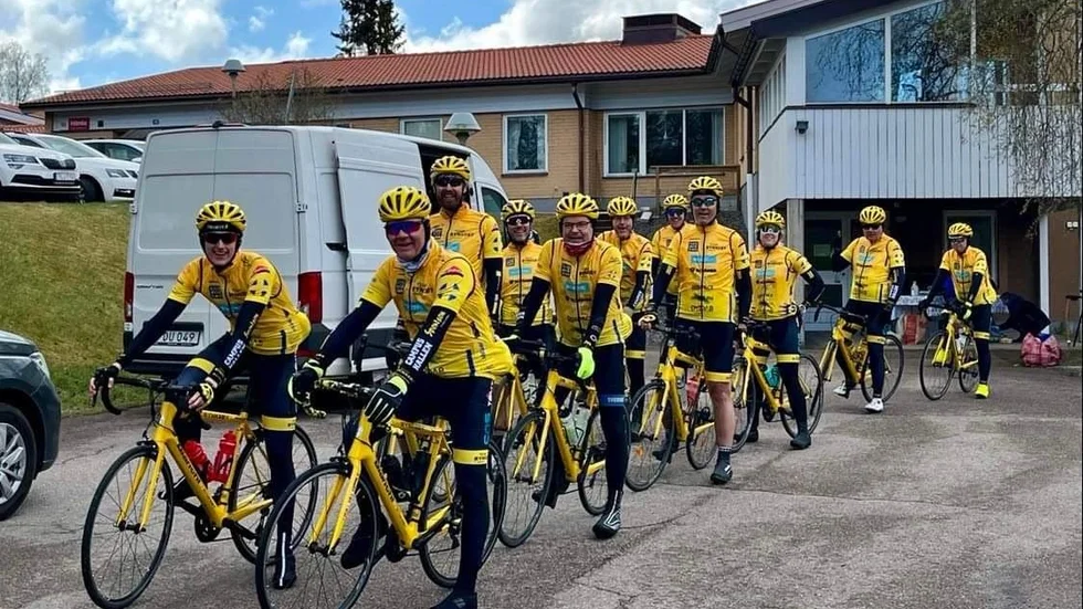 Med gula sponsortäckta tröjor och gula cyklar drar Team Rynkeby Linköping till Paris.