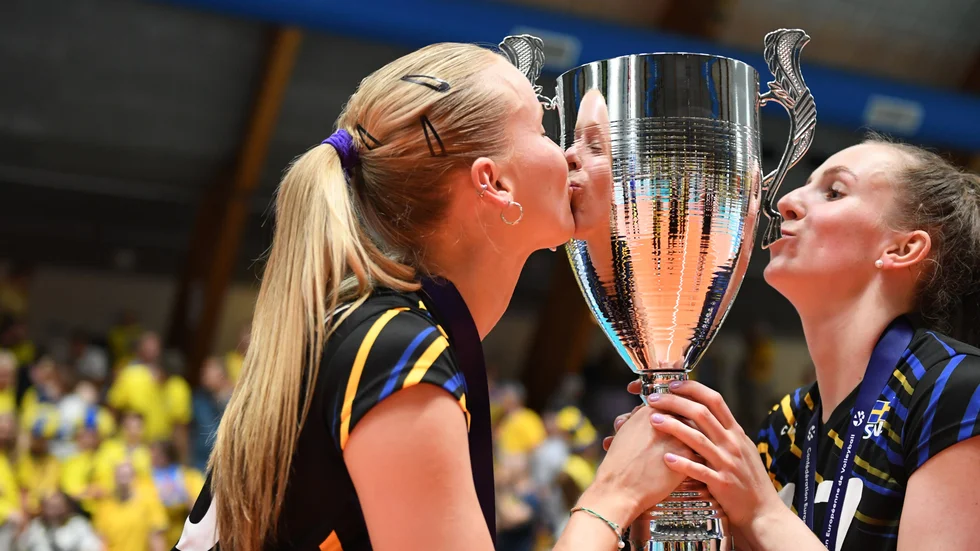 Sveriges Kirsten van Leusen och Anna Haak med poklalen efter finalen mellan Sverige och Portugal.