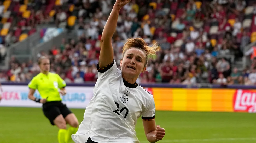 Tysklands Lina Magull gjorde det första målet i Tysklands 4–0-seger över Danmark i EM-premiären.