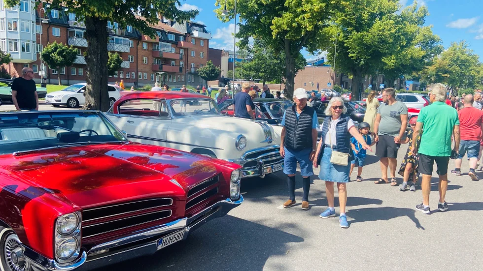 Strängnäs bilcruising lockar fler deltagare för varje år, och tur med vädret hade arrangerande Mitt Strängnäs dessutom i år.  Så många besökare passade på att beundra de vackra fordonen, såväl parkerade som i rörelse genom stan.
