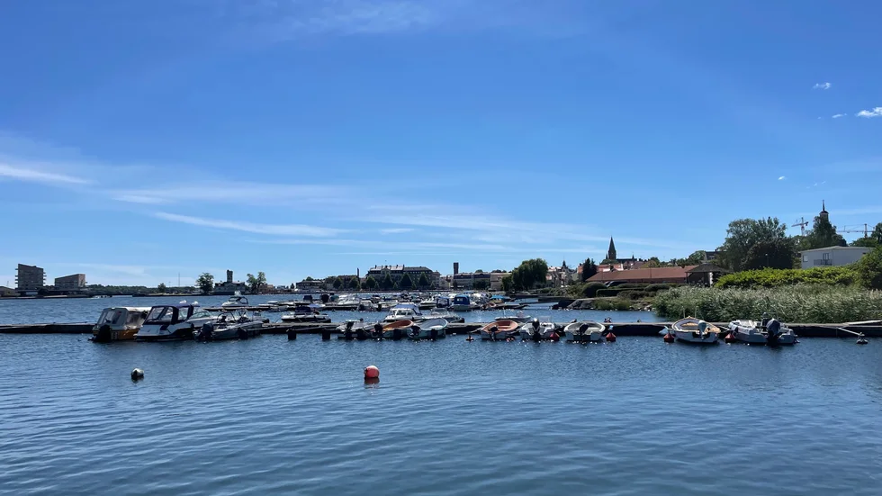 På måndagskvällen kom ett larm om att en båt sjunkit vid Reginelund.