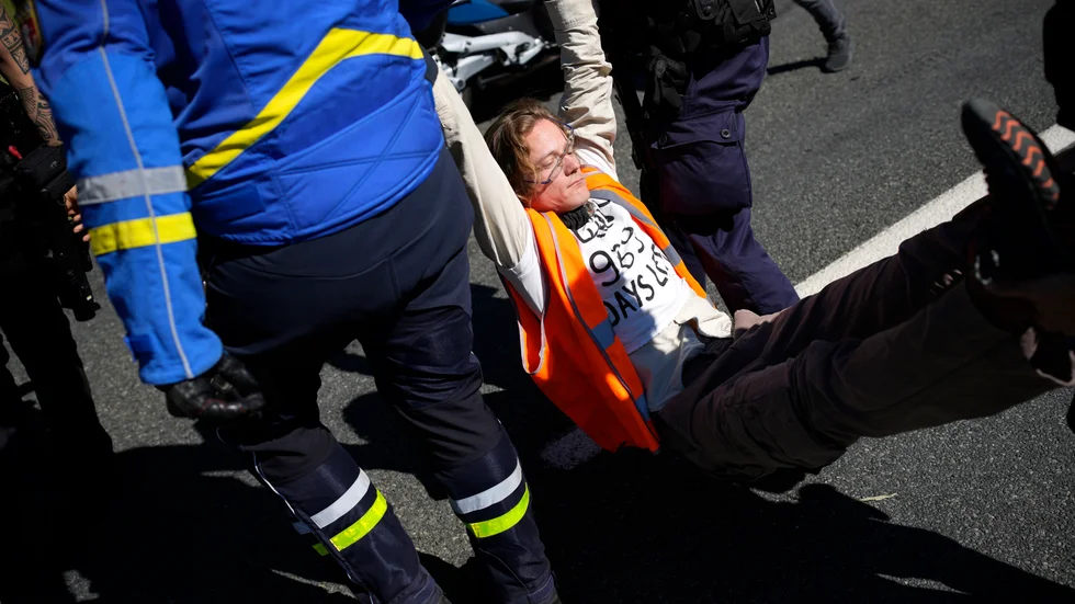 Demonstranter lyckades avbryta en etappp i Tour de France.