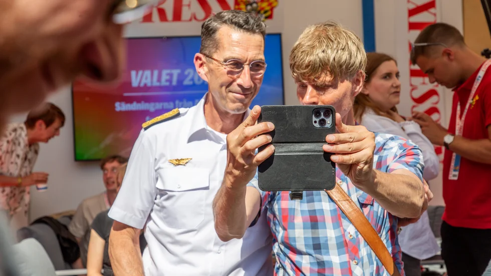 Micael Bydén ställde upp på en selfie framför Expressens scen under Almedalsveckan. 
