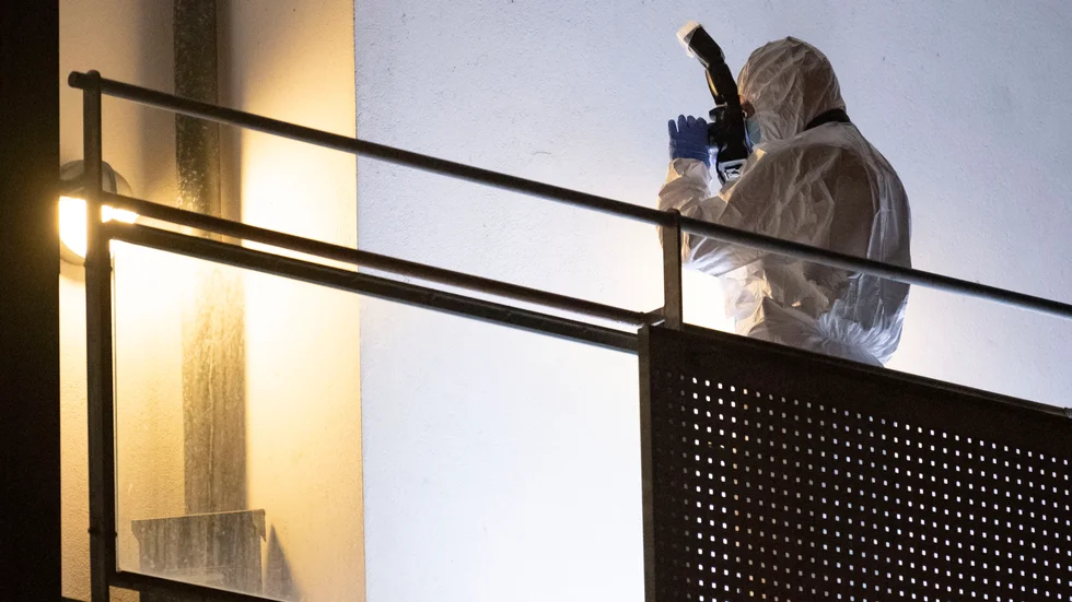 Polisens kriminaltekniker i arbete i Helsingborg den 15 mars efter att en 90-årig kvinna hittats död. Nu åtalas en granne för mord. Arkivbild.
