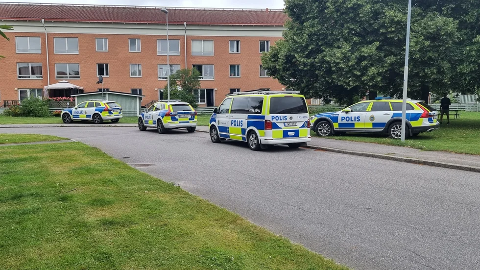Flera polispatruller är på plats i Hagbey på lördagsförmiddagen.