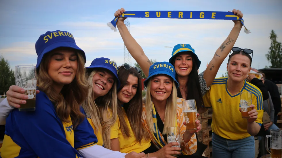 Lisa Ringbjer, Frida Olovsson, Natalie Setic, Tilda Enberg, Mikaela Sundström och Johanna Gustavsson hade alla slagit vad om hur mycket Sverige skulle vinna med. Natalie Setic gick dock emot strömmen och satsade en slant på Belgien. "Om de vinner så vill jag vara den enda som sagt det", sa hon strax innan matchen drog igång.