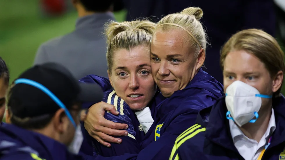 Caroline Seger, till höger, kramar om matchhjälten Linda Sembrant, till vänster.