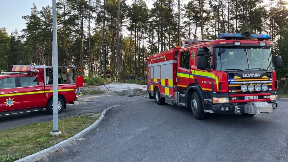 Under morgonen var räddningstjänsten på plats för att släcka branden. 