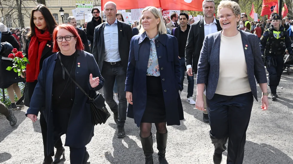 I MITTEN. Statsminister Magdalena Andersson under Socialdemokraternas första majfirande i Humlegården i Stockholm.