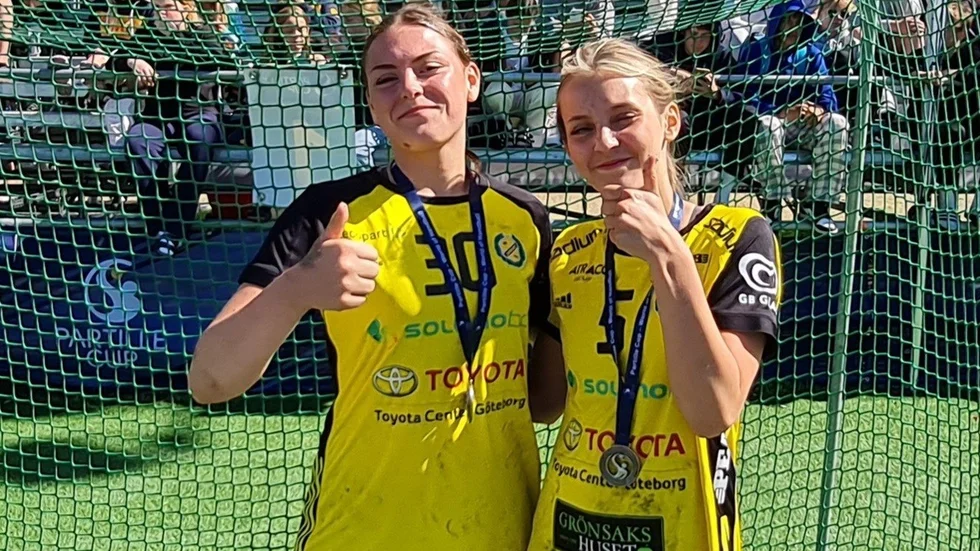 Lill Vestman från Oxelösund (Gökstten) och Cassandra Mielke från Eskilstuna (Guif) efter att ha tagit silvret i Partille cup.
