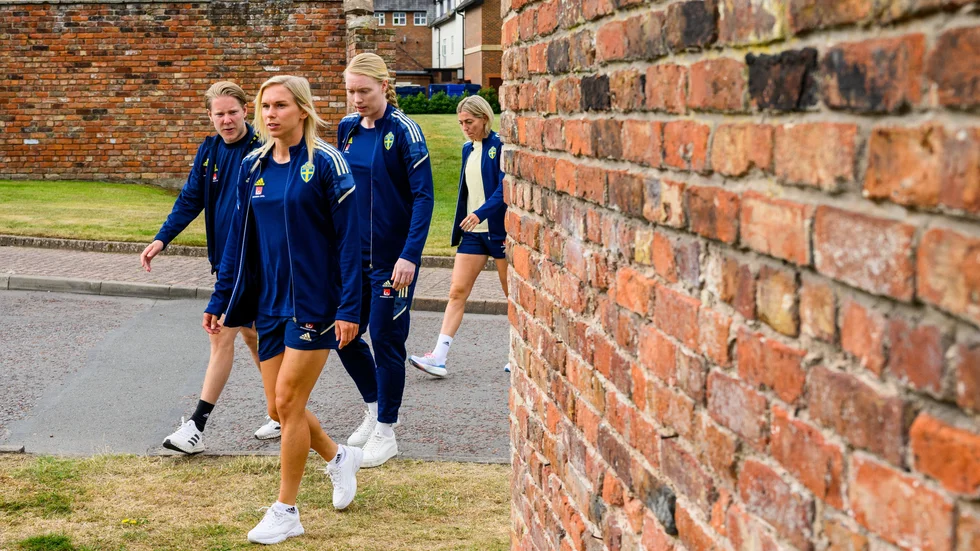 Jonna Andersson på väg till fredagens pressträff tillsammans med bland andra Hedvig Lindahl. Efter att ha sparats senast är Mjölbytjejen spelklar igen.