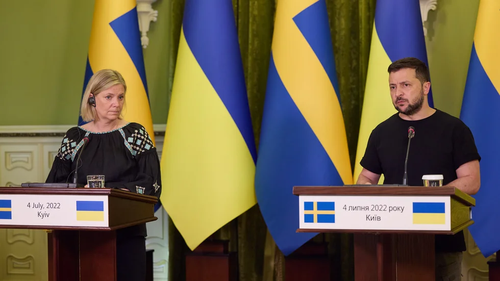 Här ser vi statsminister Magdalena Andersson tillsammans med Ukrainas president Volodymyr Zelenskyj i Kiev vid ett besök den 4 juli i år. 