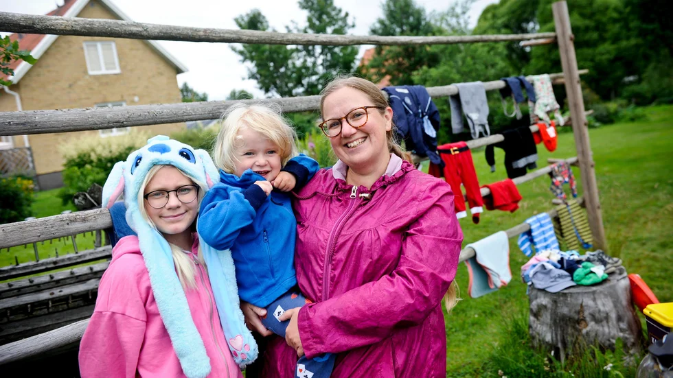 Kusinerna Agnes Häggström och Mio Lindahl hjälpte Maria Lindahl att sälja både leksaker och barnkläder på loppisen.