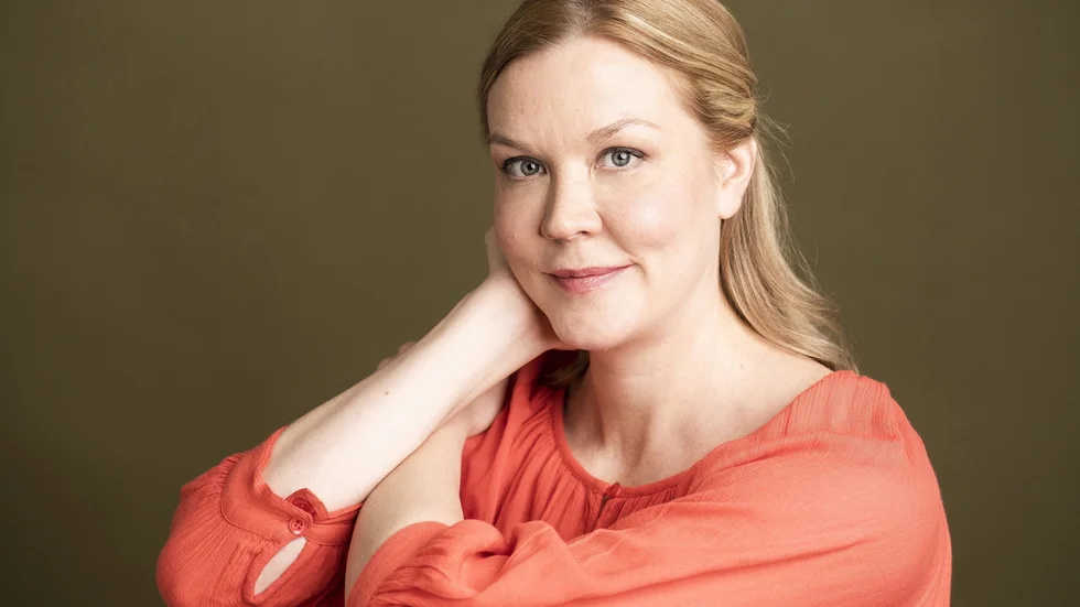 Johanna Holmström (född 1981) fick sitt stora genombrott som novellist med samlingen "Camera Obscura" (2009) som belönades med Svenska Dagbladets litteraturpris.