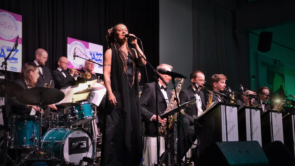 Sharon Dyall sjöng jazzstandards tillsammans med Sandviken Big Band på Munktellmuseet i lördags då Eskilstuna jazzklubb hade final på sitt 40-årsjubileum.

