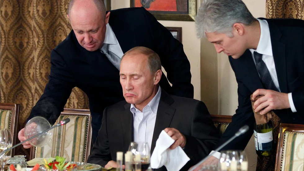 Svälten drabbar inte Vladimir Putin. Här blir han serverad av den ryska oligarken Jevgenij Prigozjin.