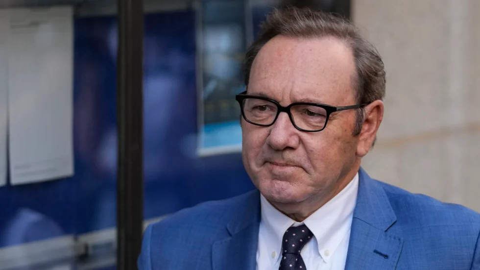 Kevin Spacey anländer till domstolen i London.