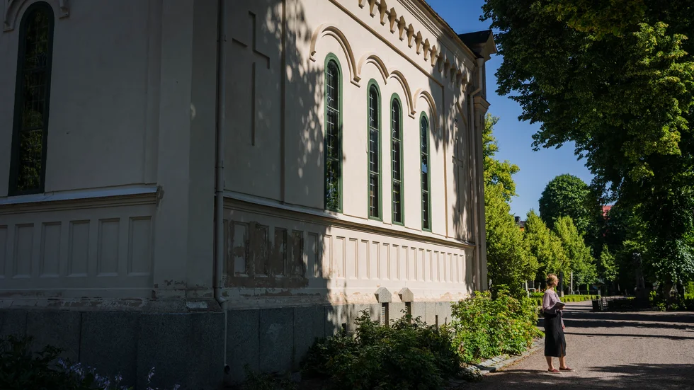 Vandringen ”Förgrundskvinnor i kvinnorörelsen” på Gamla kyrkogården i Uppsala är ny för den här sommaren. UNT:s reporter Moa Fox ägnade en förmiddag åt att lyssna och promenera. 