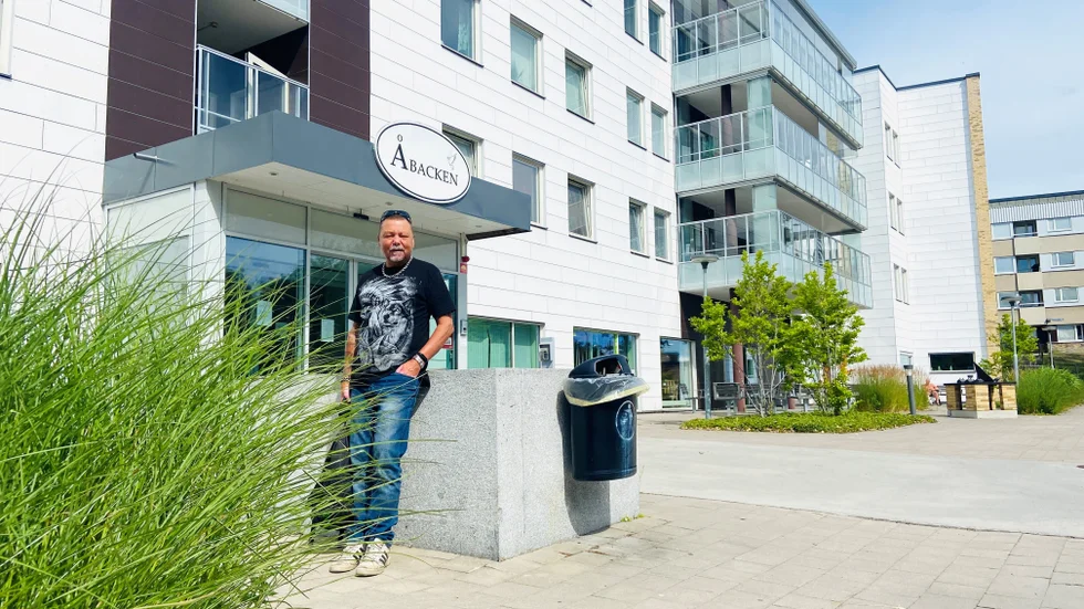 "Det är så enkelt att glädja en dement person bara genom att prata en liten stund. men jag ser aldrig att något görs för de boende på pappas avdelning. Det är bara ovärdig, omänsklig förvaring." Ronny Andersson är en av flera bekymrade anhöriga.