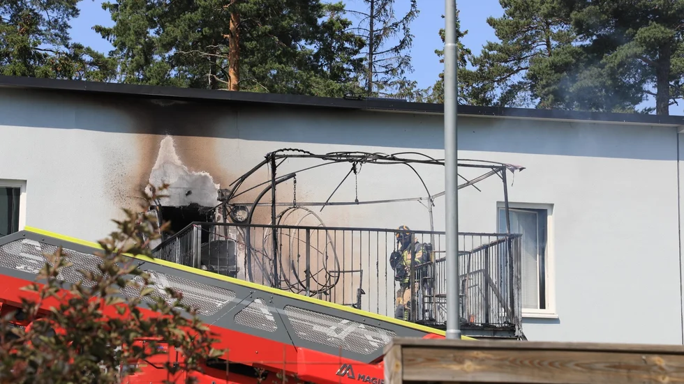 Larm om en brand i ett radhus på Opalvägen i Stenhagen inkom runt lunchtid. Ingen ska ha kommit till skada i branden.  