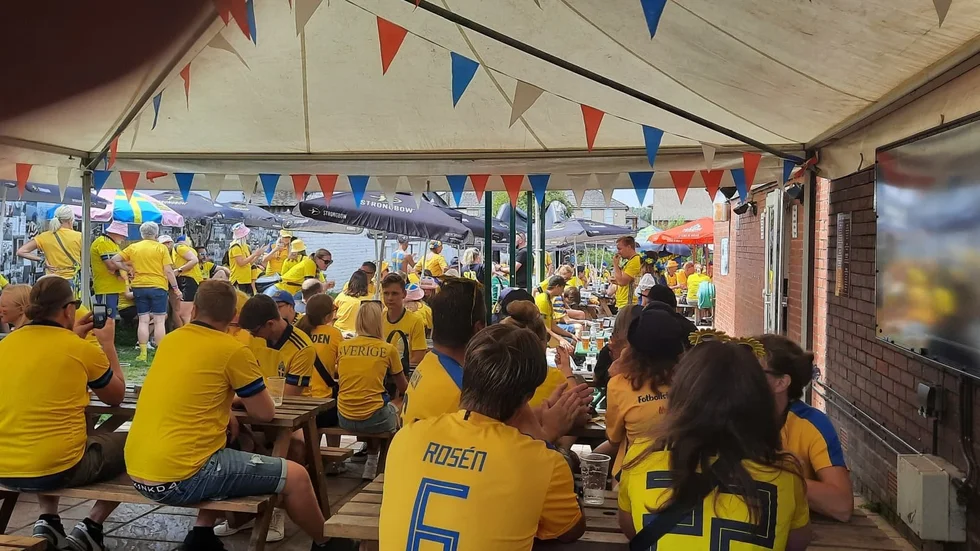 Så här såg det ut under uppladdningen inför match när Mariannelundsbon Roger Olofsson med vänner var på plats i England. 