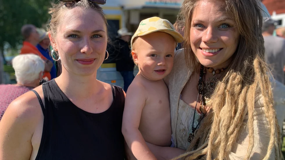 Julia Clarin var "Nanny" till Björn Hake när mamma Stina Hake höll i kurser för besökare. Stina Hake spelade även tvärflöjt i Ye Banished Privateerg som hade en konsert under Burträsksvängen.