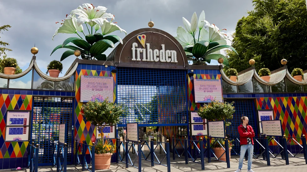En 14-årig flicka har omkommit i en olycka i en åkattraktion på Tivoli Friheden i Århus i Danmark.