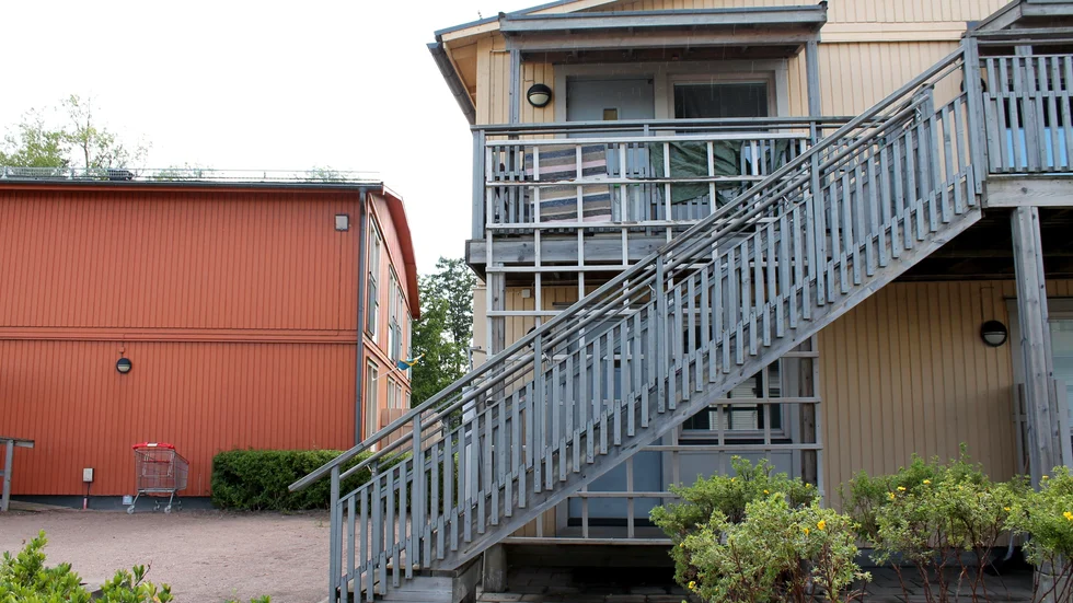Det Ida-Maria Söderfeldt beskriver som "svansen" är människor som kommer till Stallgården för att köpa droger eller för att ta sig in i lägenheterna eftersom de är bostadslösa. Det behövs mer personal till den typen av boende Ostgota Care bedriver. De behöver tillsyn dygnet runt, menar hon.