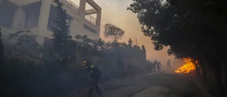 Hundratals flyr brand i Grekland