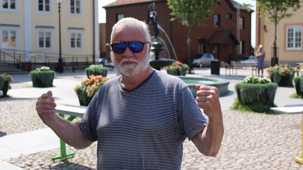 För Sven-Inge Bexell är det en självklarhet att följa fotbolls-EM. Han tycker att Kosovare Asllani är lagets absolut bästa spelare.