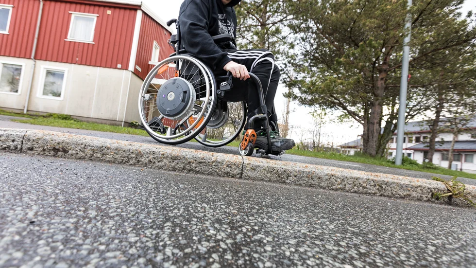 Tvära och höga trottoarkanter ger onödiga problem och värk, tycker insändarskribenten.