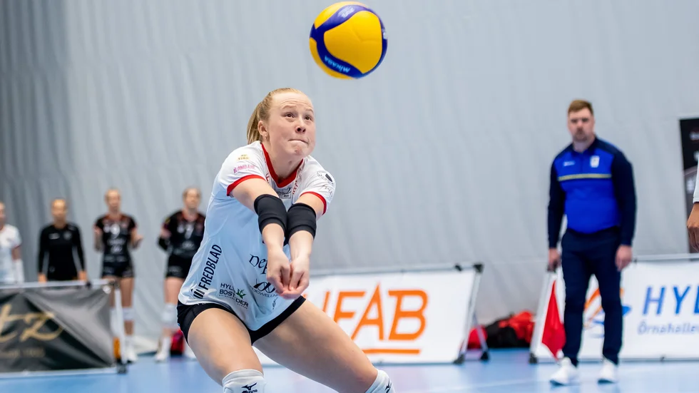 Emmy Andersson huserar mest på inomhusplanen – men under helgen testade hon på beachvolleybollens finrum.