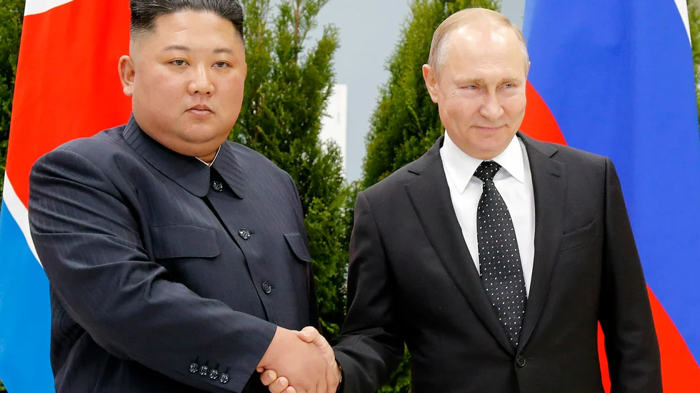Nordkoreas Kim Jong Un skakar hand med den ryske presidenten Vladimir Putin under ett möte i Vladivostok 2019.