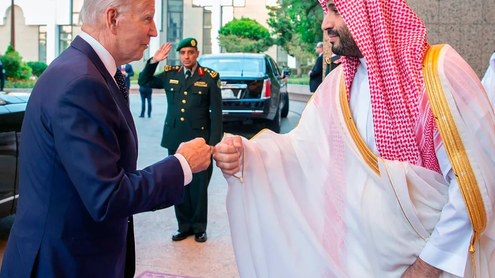 USA:s president Joe Biden hälsar på Saudiarabiens kronprins Mohammed bin Salman i Jeddah.