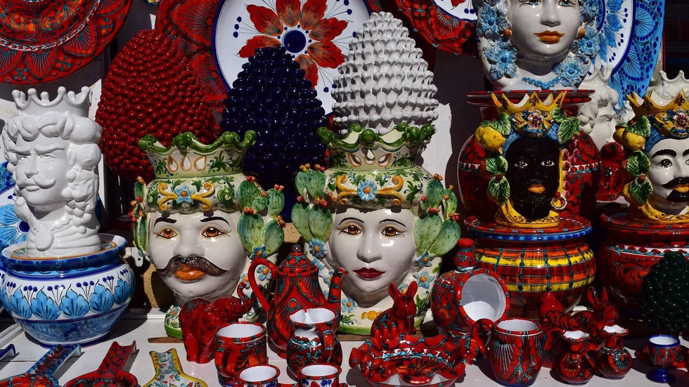 Keramikbodarna i Caltagirone på Sicilien vittnar om en siciliansk guldålder präglad av utländska influenser.
