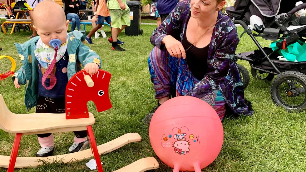 Jack, snart 1 år och Linnea Henell var två som besökte Familjedagar i parken på fredagen.